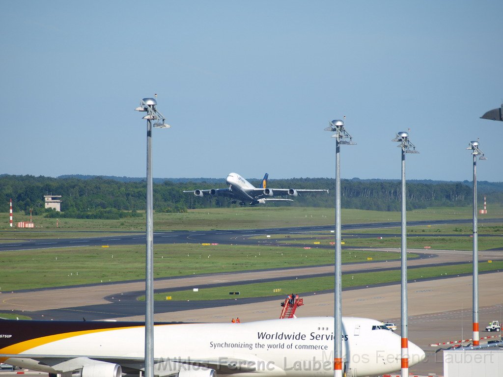 Lufthansa Airbus A 380 zu Besuch Flughafen Koeln Bonn P087.JPG